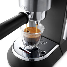 Cargar imagen en el visor de la galería, Cafetera espresso Dedica Style EC685 - De&#39;Longhi