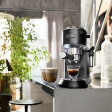 Cargar imagen en el visor de la galería, Cafetera espresso Dedica Style EC685 - De&#39;Longhi