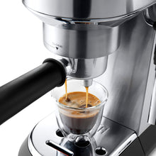 Cargar imagen en el visor de la galería, Cafetera espresso Dedica Style EC685 - De&#39;Longhi