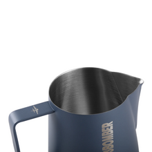 Cargar imagen en el visor de la galería, MHW-3BOMBER Jarra para Latte Art 5.0 Blue Pitcher - 700ml