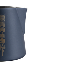 Cargar imagen en el visor de la galería, MHW-3BOMBER Jarra para Latte Art 5.0 Blue Pitcher - 700ml