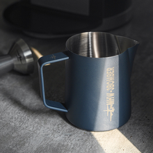 Cargar imagen en el visor de la galería, MHW-3BOMBER Jarra para Latte Art 5.0 Blue Pitcher - 700ml