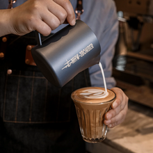 Cargar imagen en el visor de la galería, MHW-3BOMBER Jarra para Latte Art 5.0 Blue Pitcher - 700ml