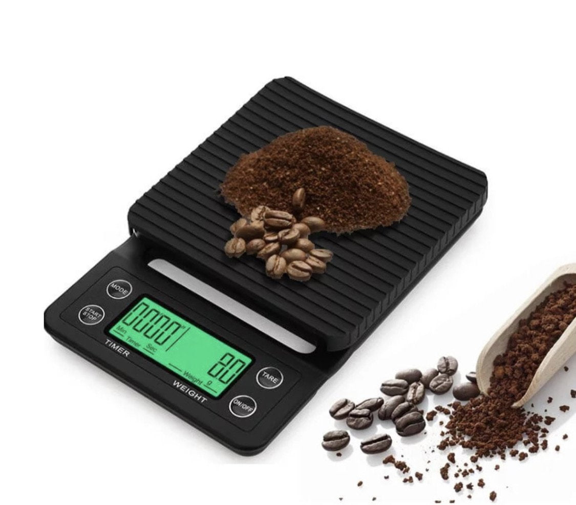 La mano de barista está poniendo granos de café en una báscula digital para  medir el peso tostado ligero